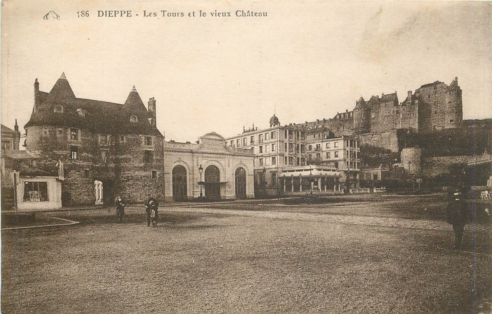 CPA Dieppe - les tours et le vieux château
