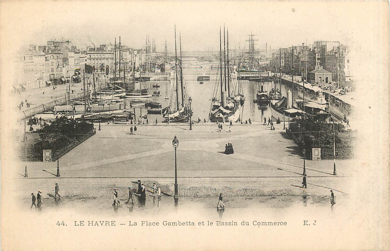 CPA Le Havre - la place Gambetta et le Bassin du Commerce Bateaux