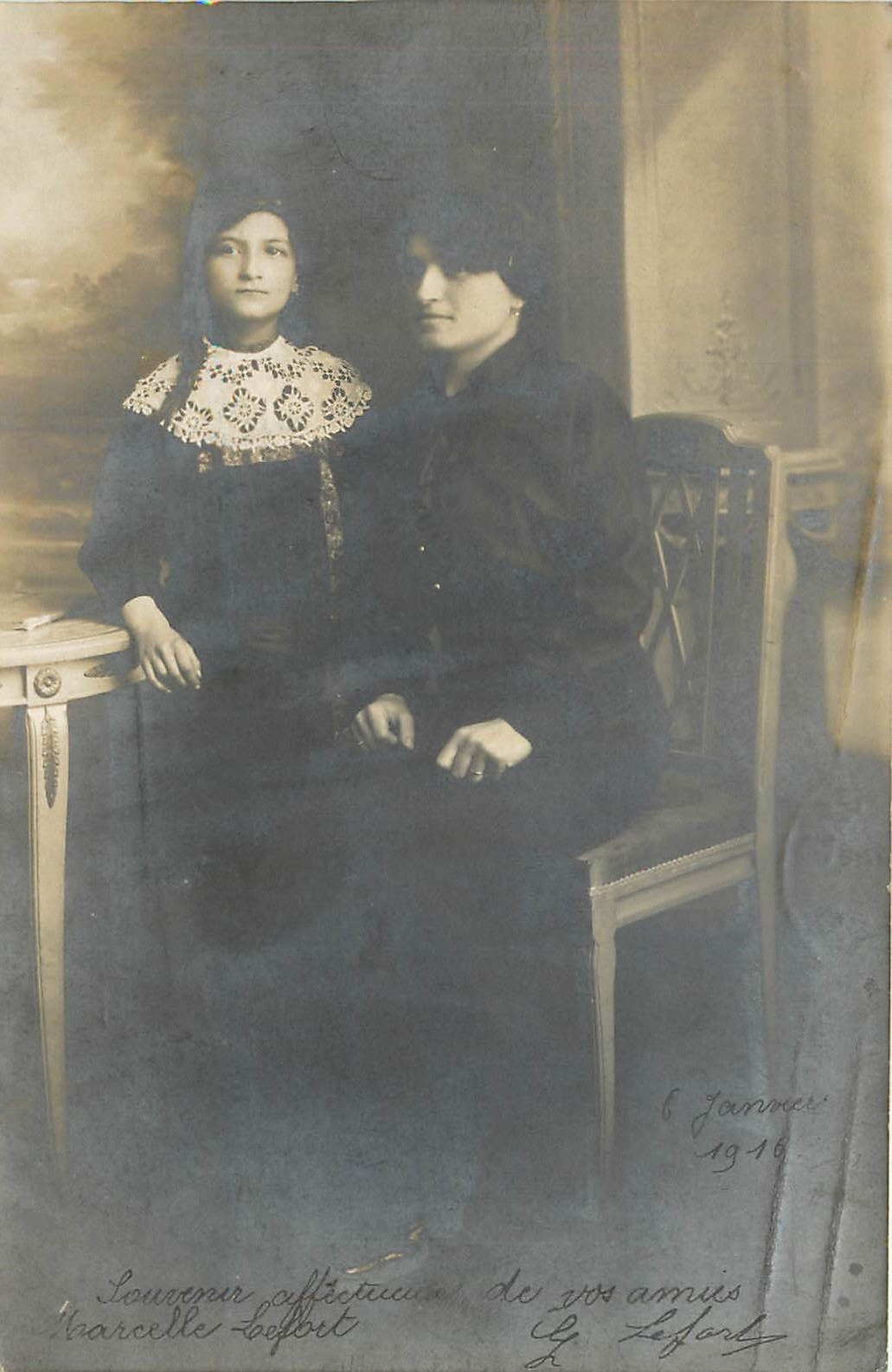 Deux jeunes femmes — souvenir affectueux de vos amis — Marcelle Befort & G. Leforls — Carte postale photographique