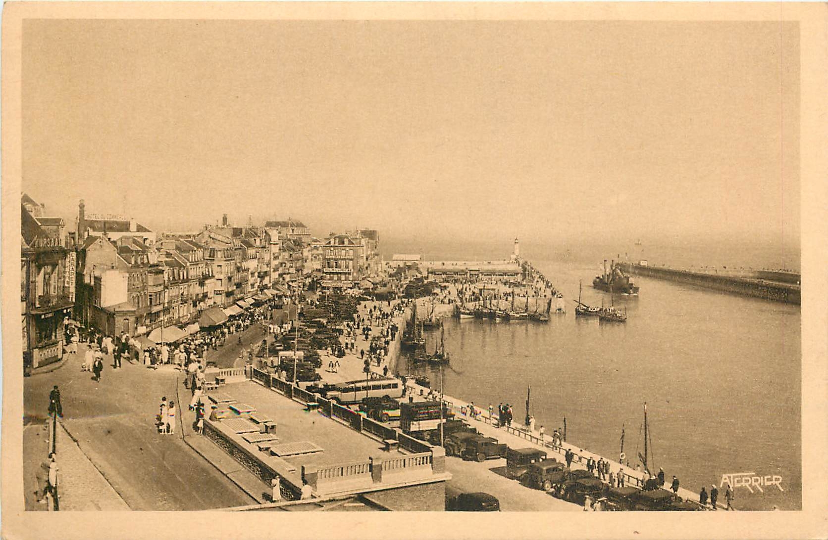 CPA Le Treport - le port et les quais Bateaux