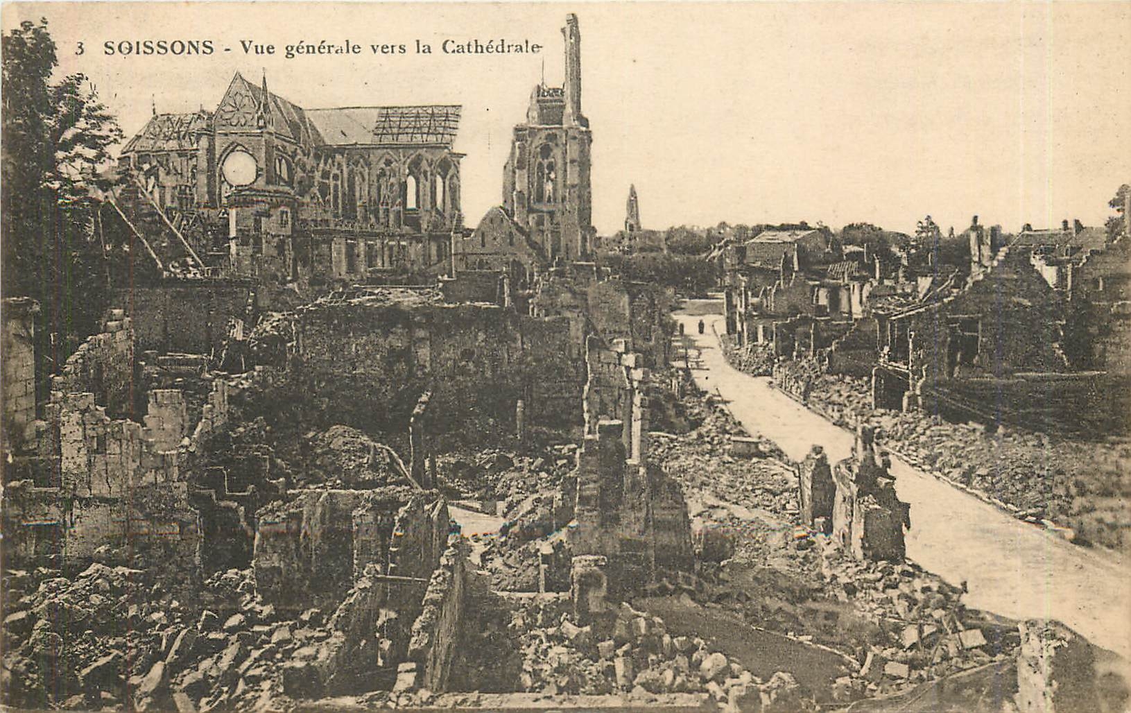 Soissons - Vue générale vers la Cathédrale — éditeur A. Larguier, n°3