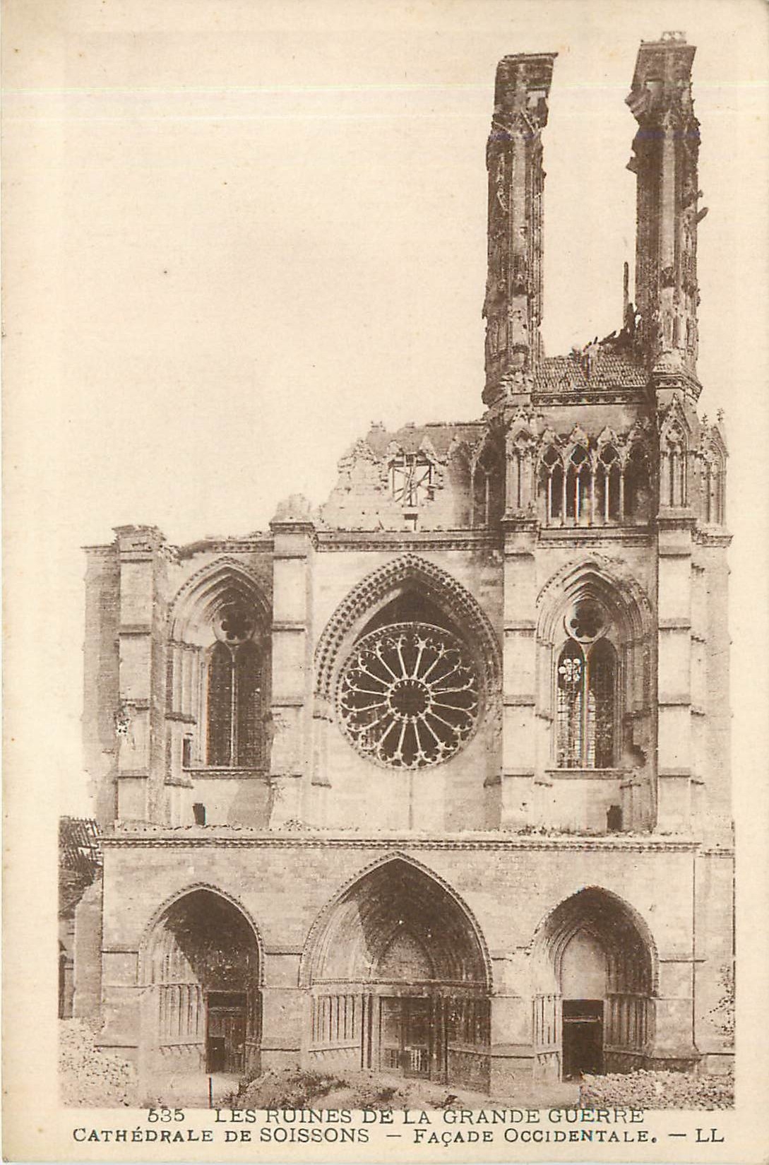 CPA Les ruines de la grande guerre - cathedrale de Soissons façade occidentale Militaria