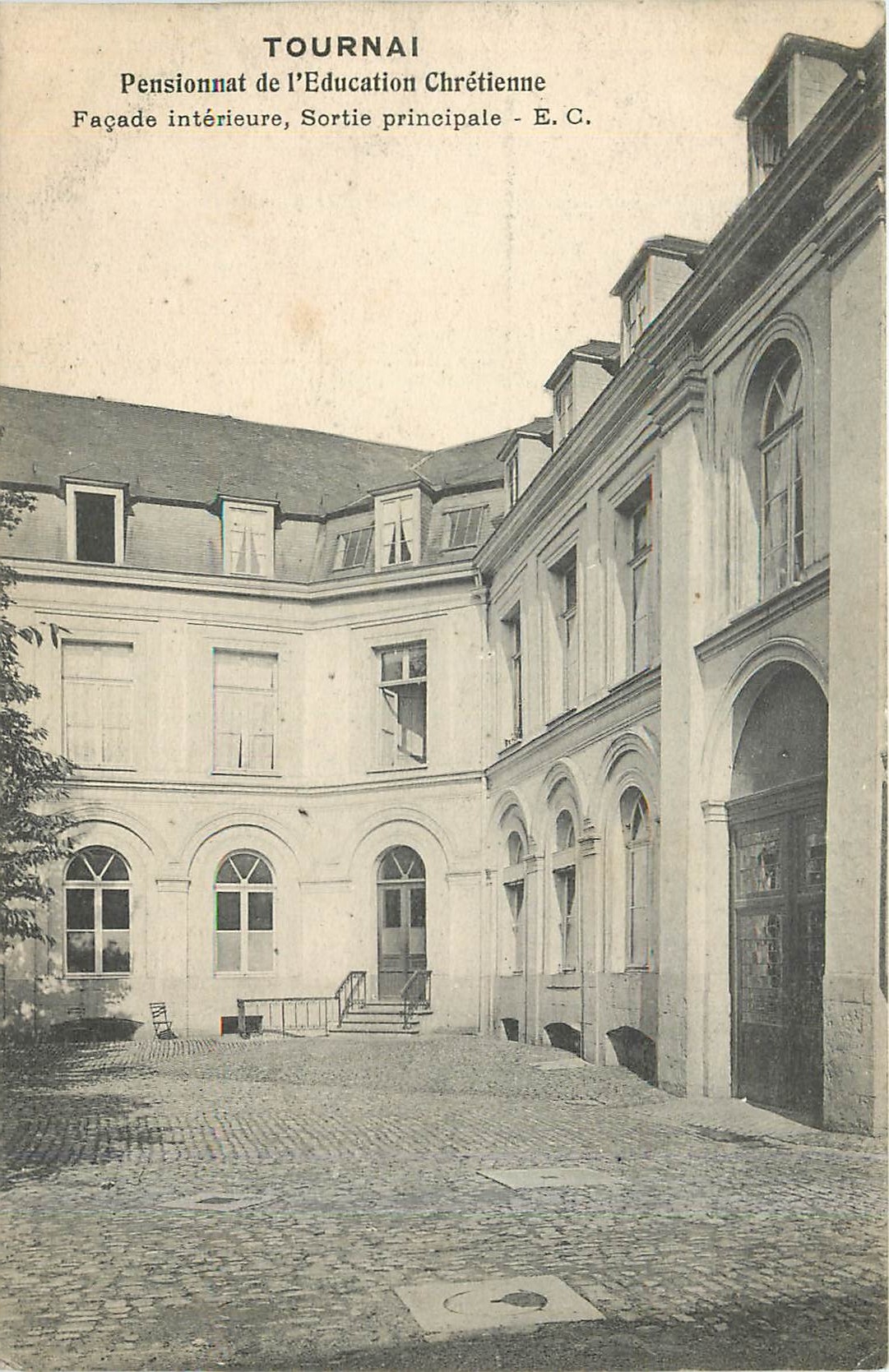 CPA Tournai Pensionnat de l'education chretienne façade interieure - sortie principale