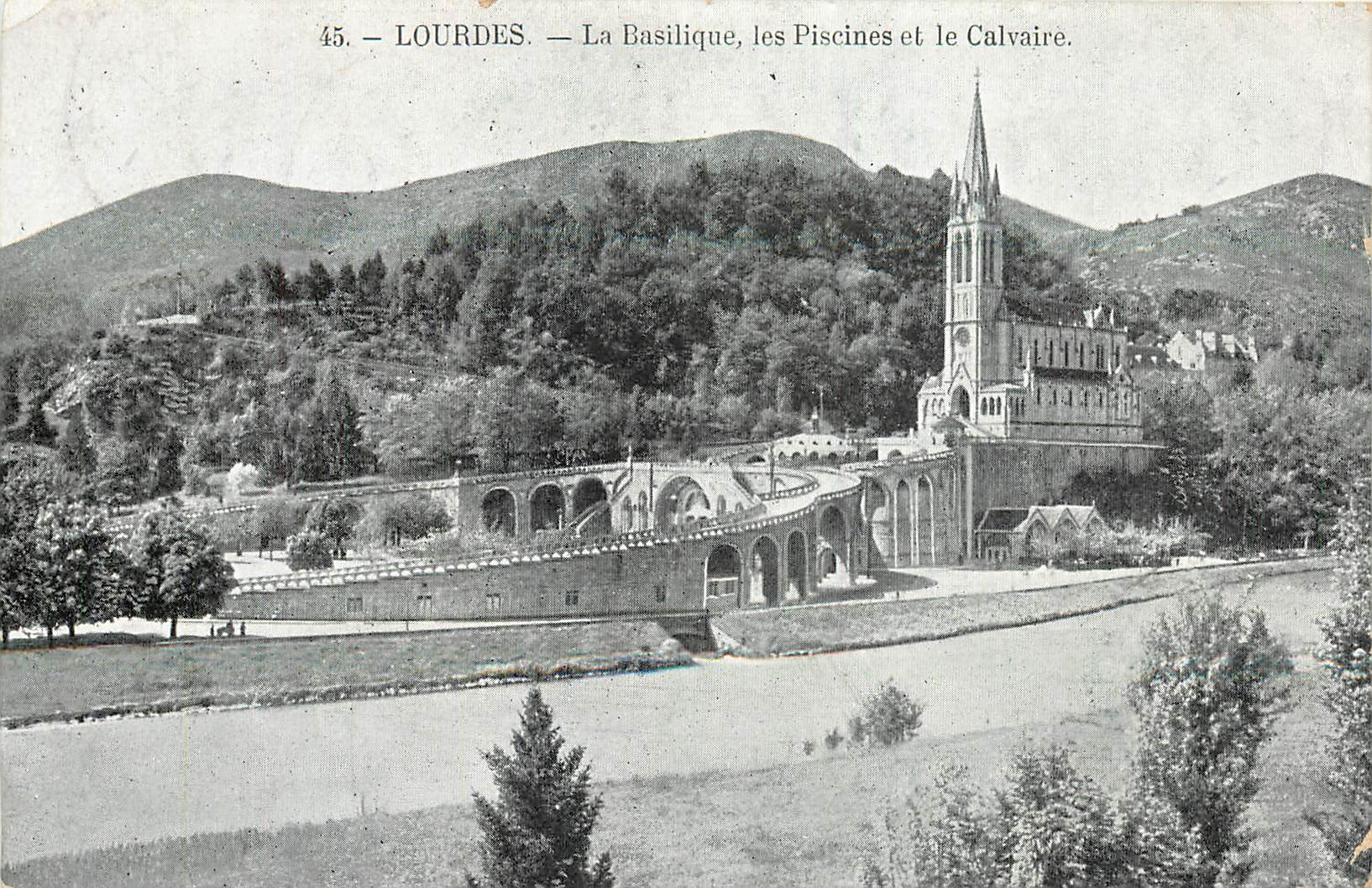 CPA Lourdes - la Basilique les piscines et le calvaire