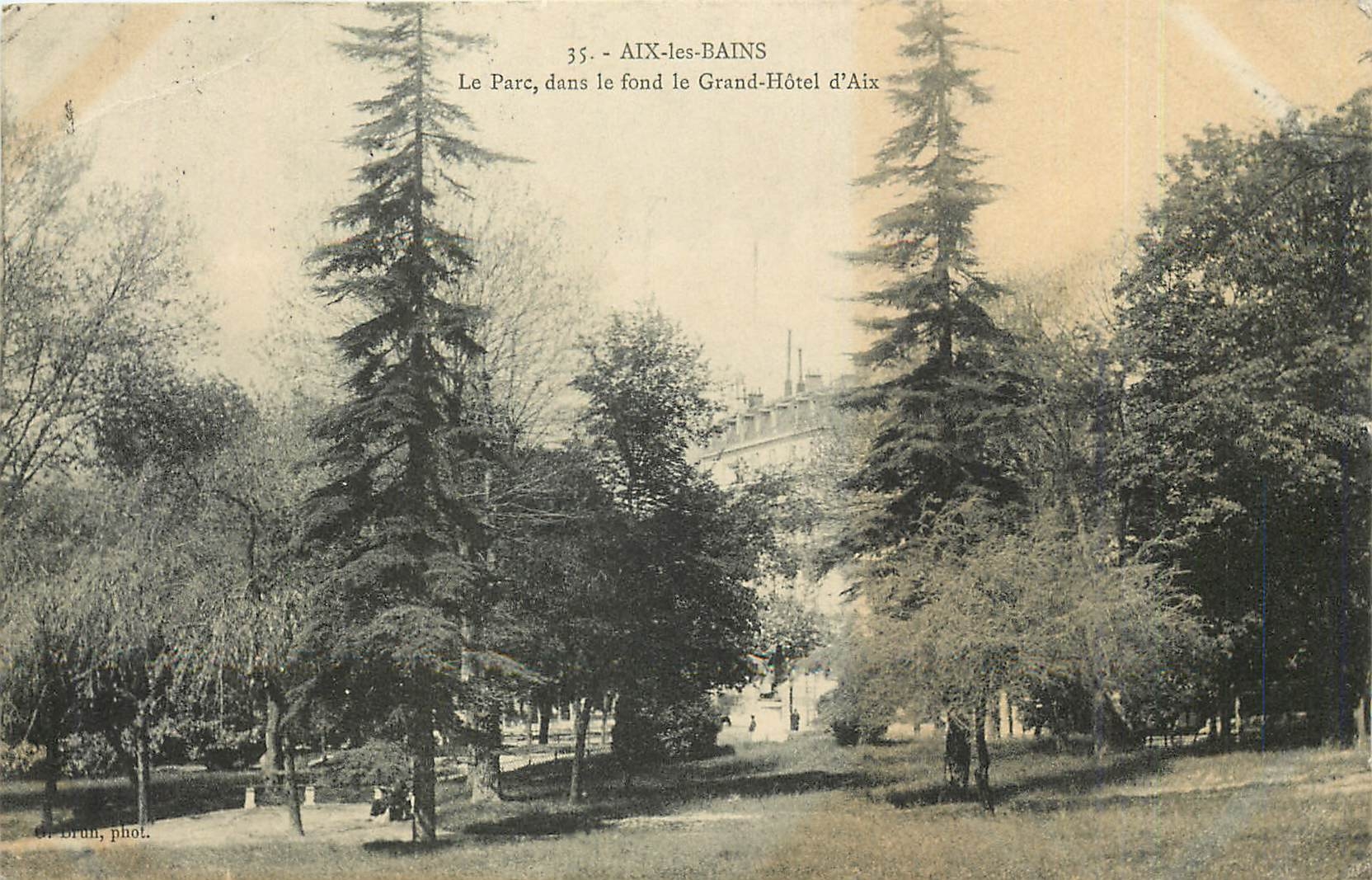 CPA Aix-les-Bains - le parc dans le fond le grand hotel d'Aix