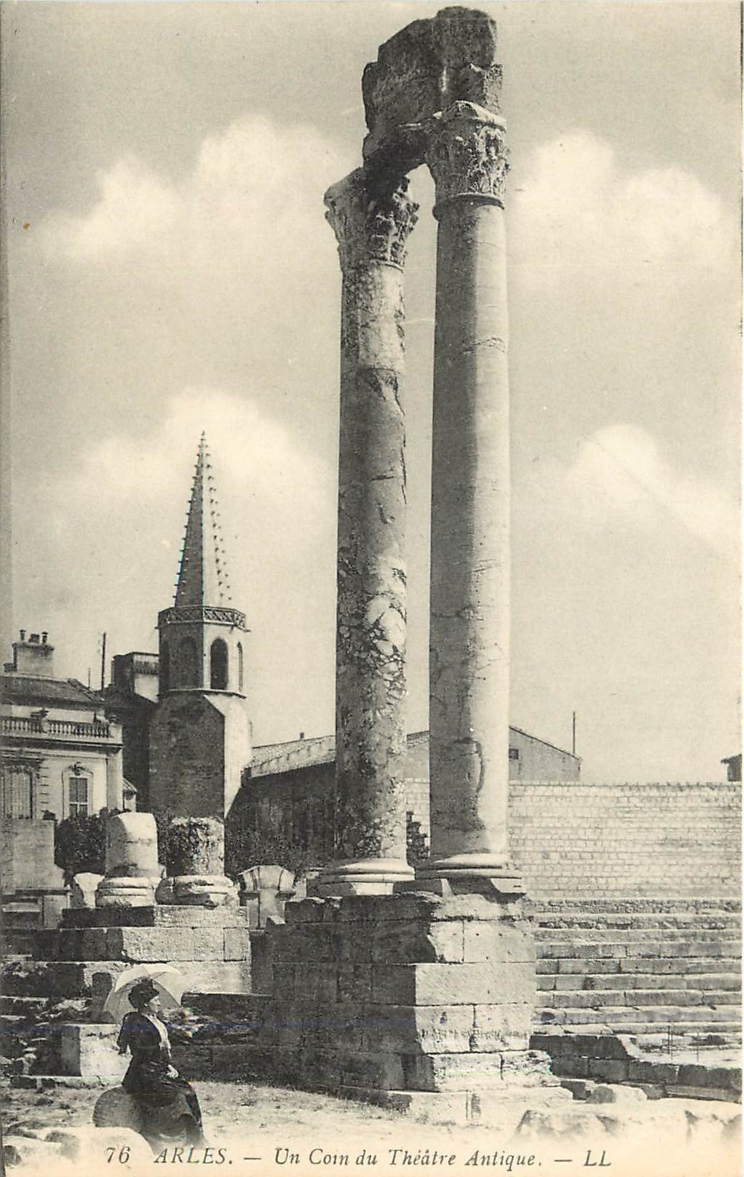 CPA Arles - un coin du theatre antique