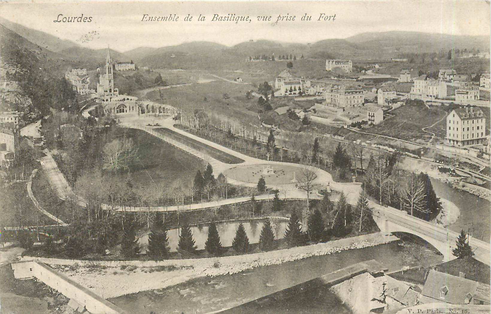 CPA Lourdes ensemble de la Basilique vue prise du fort