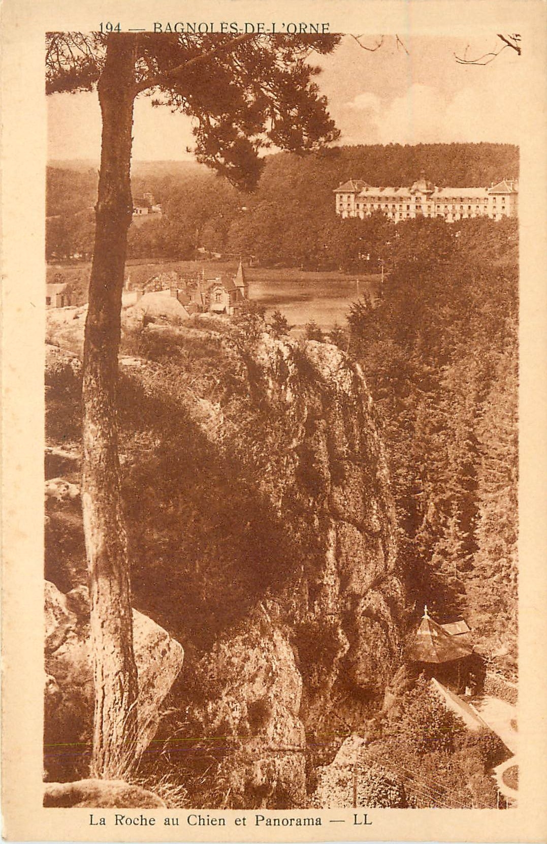 CPA Bagnoles-de-l'Orne - La roche au chien et panorama