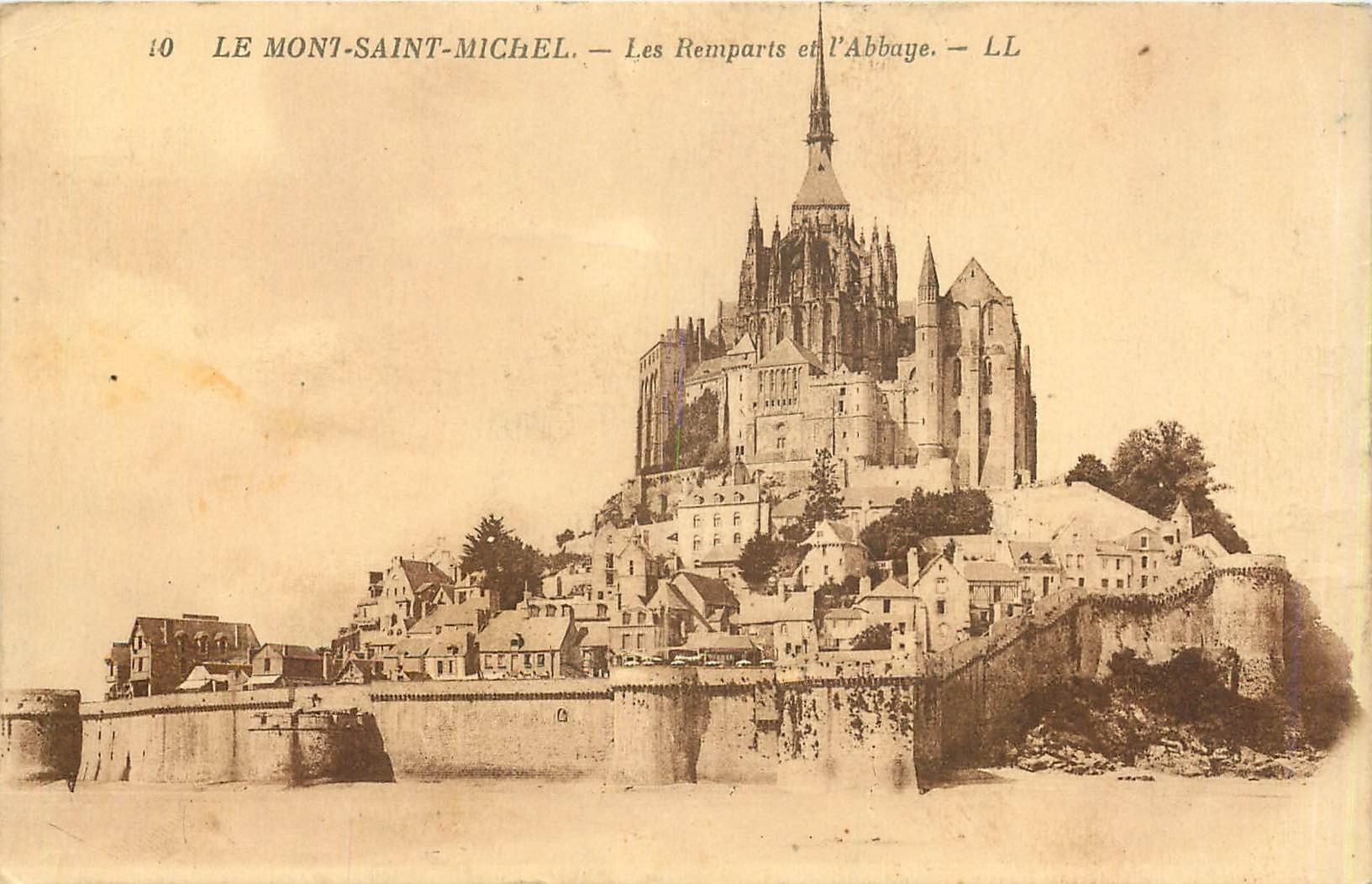 CPA Mont Saint-Michel les remparts et l'abbaye