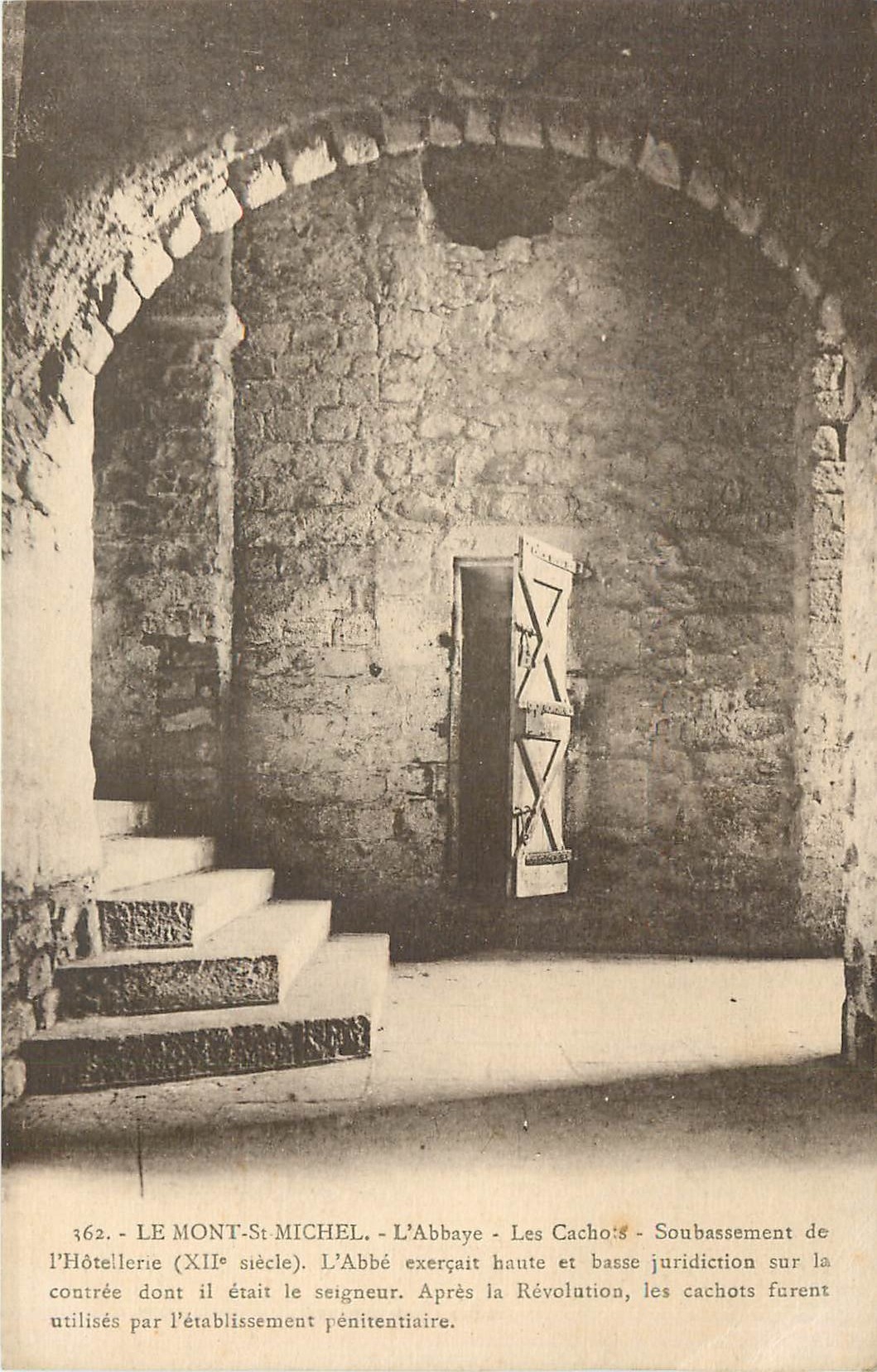 CPA le Mont St-Michel l'abbaye les cachots Soubassement de l'hotellerie