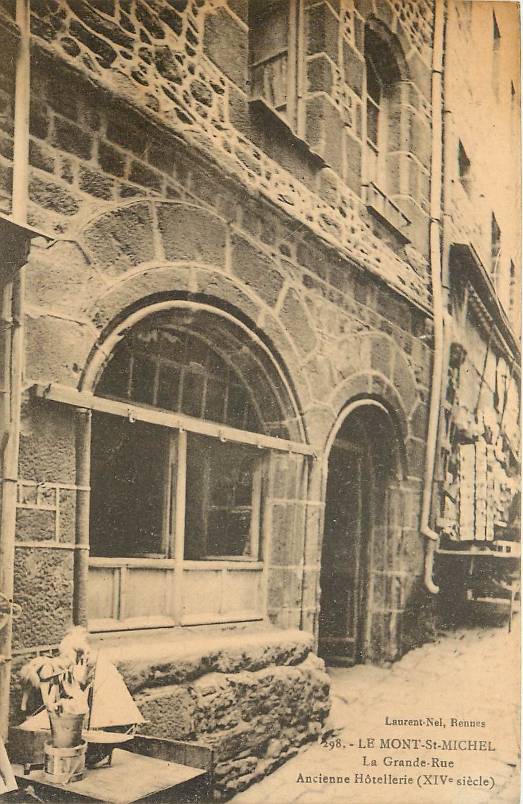 CPA le Mont St-Michel la grande rue