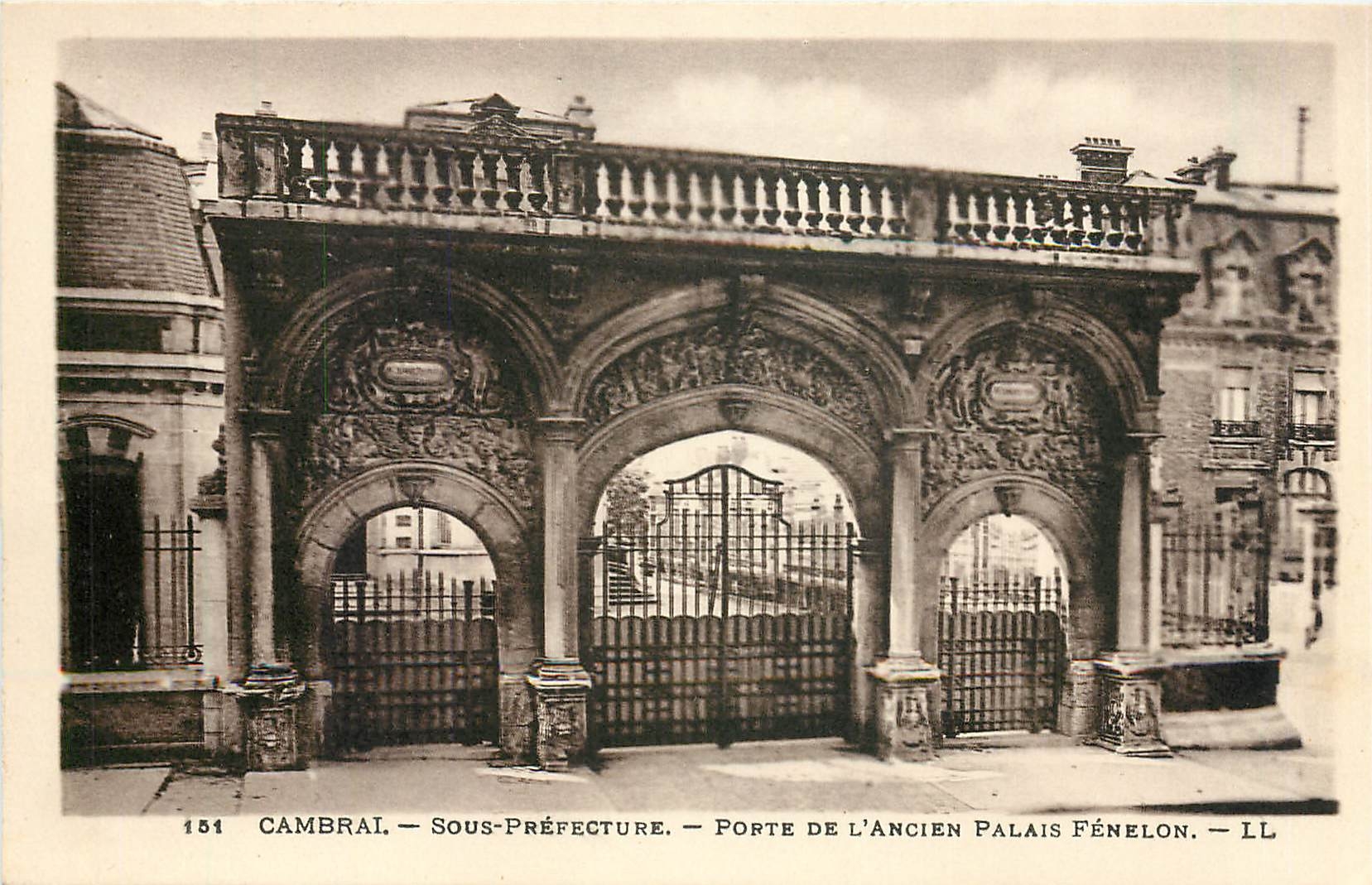 CPA Cambrai Sous Prefecture Porte de l'ancien palais Fenelon