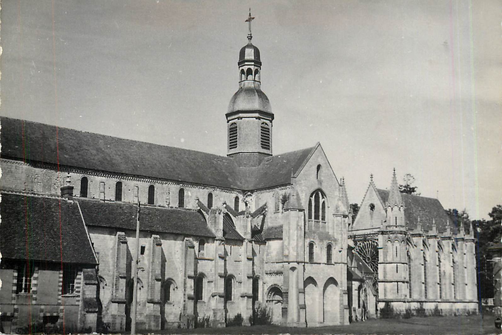CPM St Germer de Fly Eglise abbatiale La Sainte Chapelle