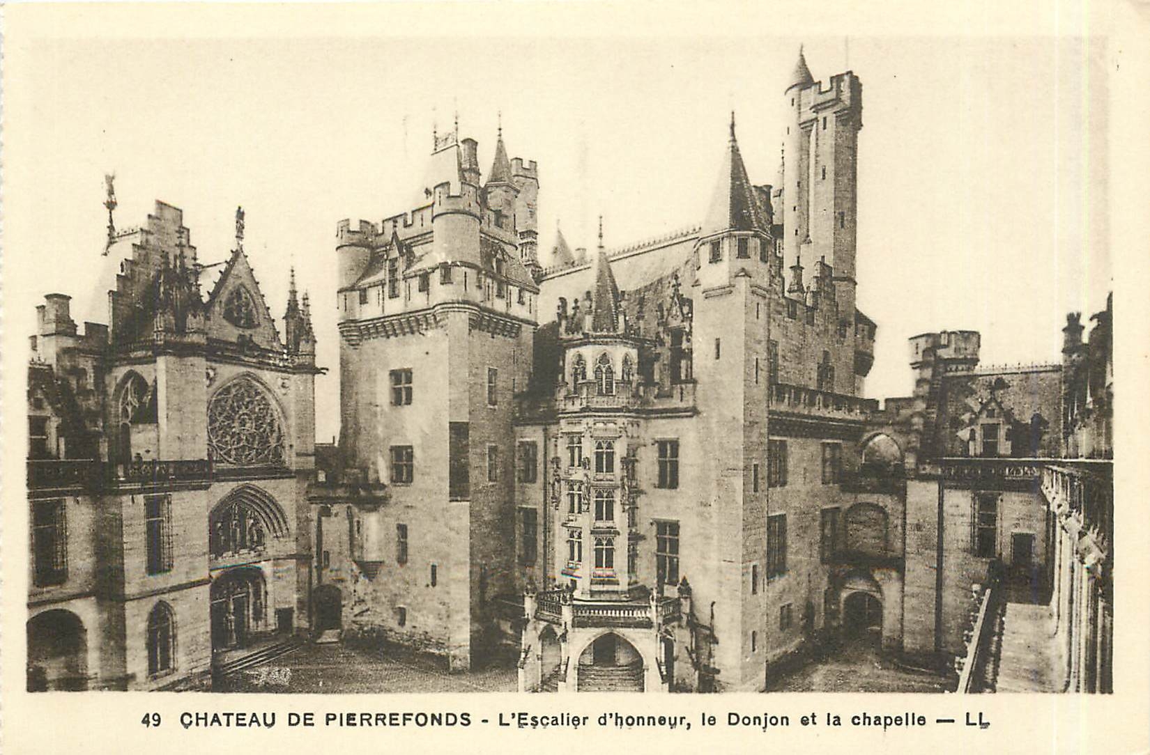CPA Château de Pierrefonds L'escalier d'honneur le donjon et la chapelle
