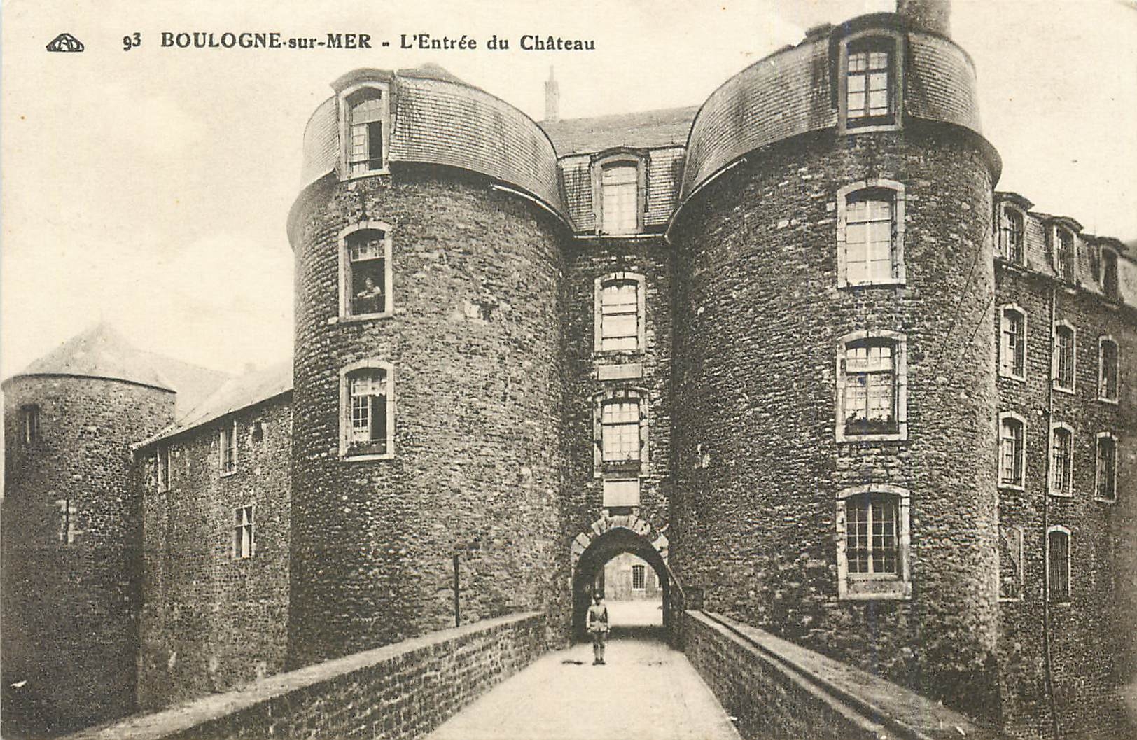 CPA Boulogne-sur-Mer l'entree du château