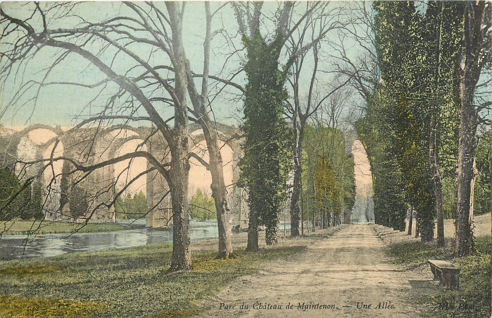 CPA parc du château de Maintenon une allee