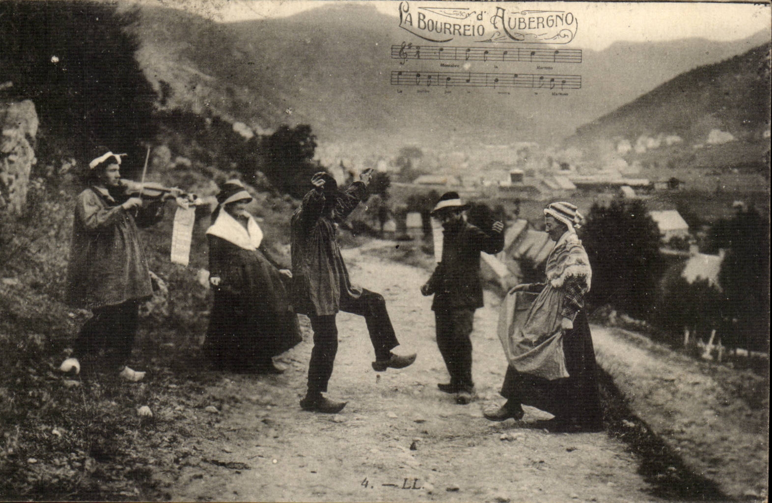 CPA Bourree d'Auvergne ( folklore coiffe costume danse ) 