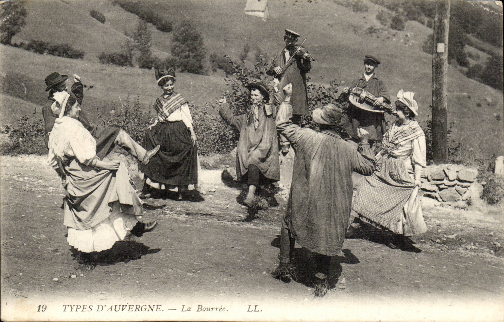 CPA Bourree d'Auvergne ( folklore coiffe costume danse ) 