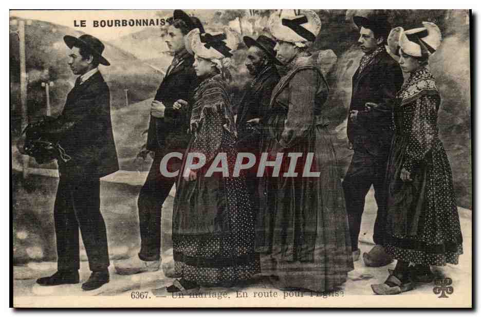 CPA Le Bourbonnais ( folklore coiffe costume ) Un mariage en route pour l'eglise