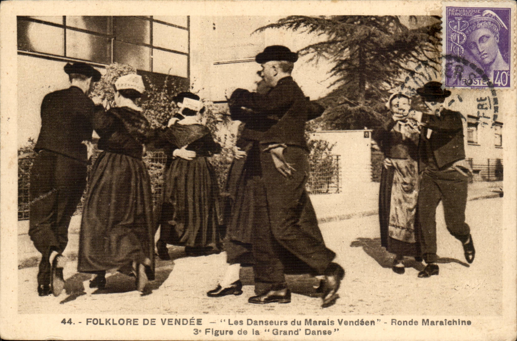 CPA Folklore de Vendee les danseurs du marais vendeen ( folklore coiffe costume danse ) 