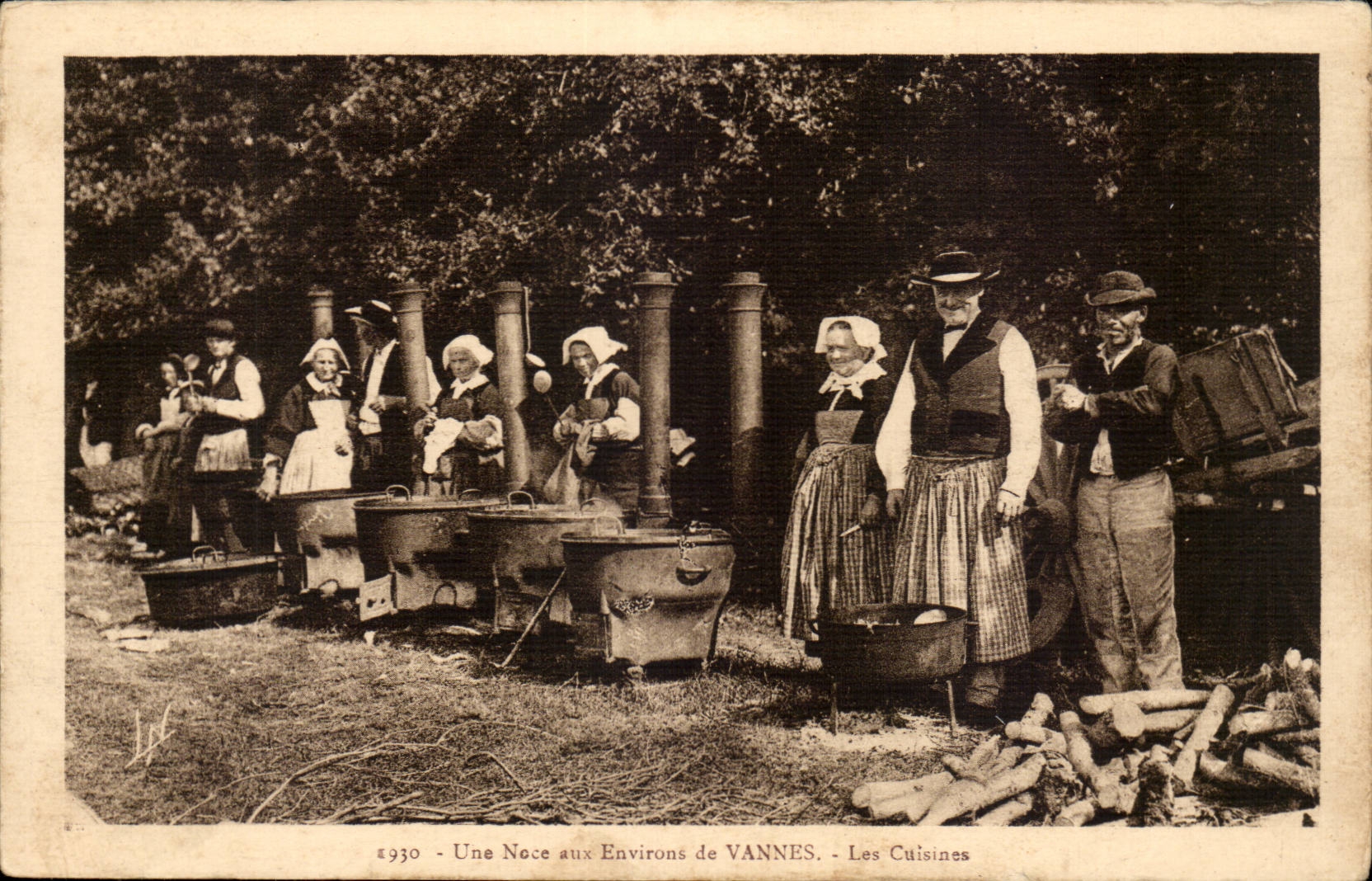 CPA Une noce aux environs de Vannes les cuisines ( folklore coiffe costume ) 