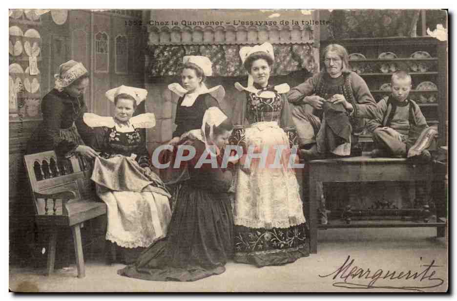 CPA Chez le Quenemer L'essayage de la toilette ( folklore coiffe costume ) 
