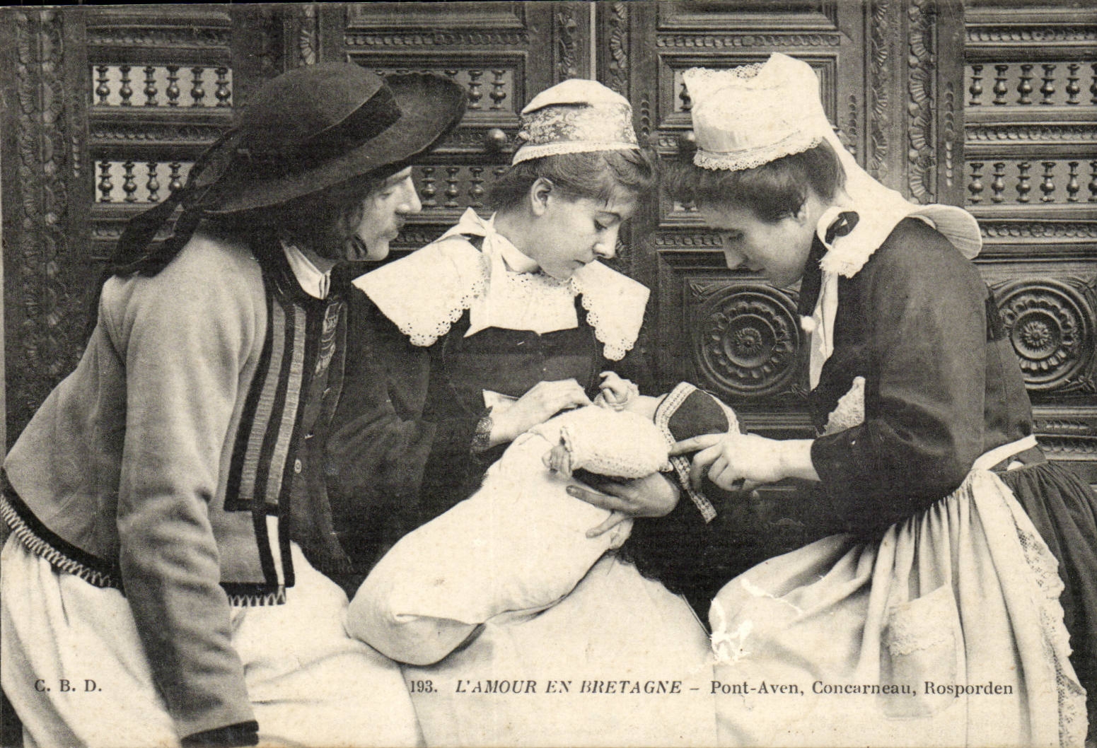 CPA L'amour en Bretagne Pont Aven Concarneau Rosporden ( folklore coiffe costume ) 