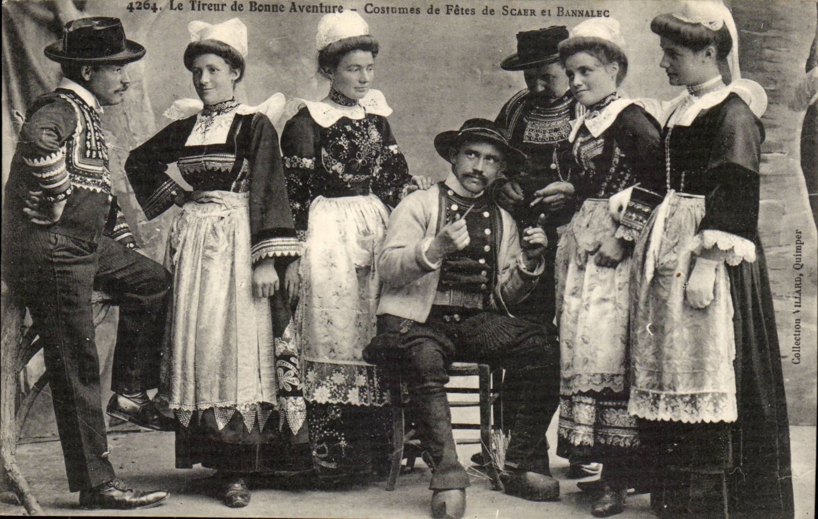 CPA Le tireur de bonne aventure Costums de fetes de Scaer et Bannalec ( folklore coiffe costume ) 