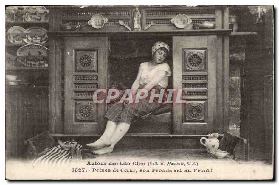 CPA Autour des lits clos Peines de coeur son promis est au front ( folklore costume )