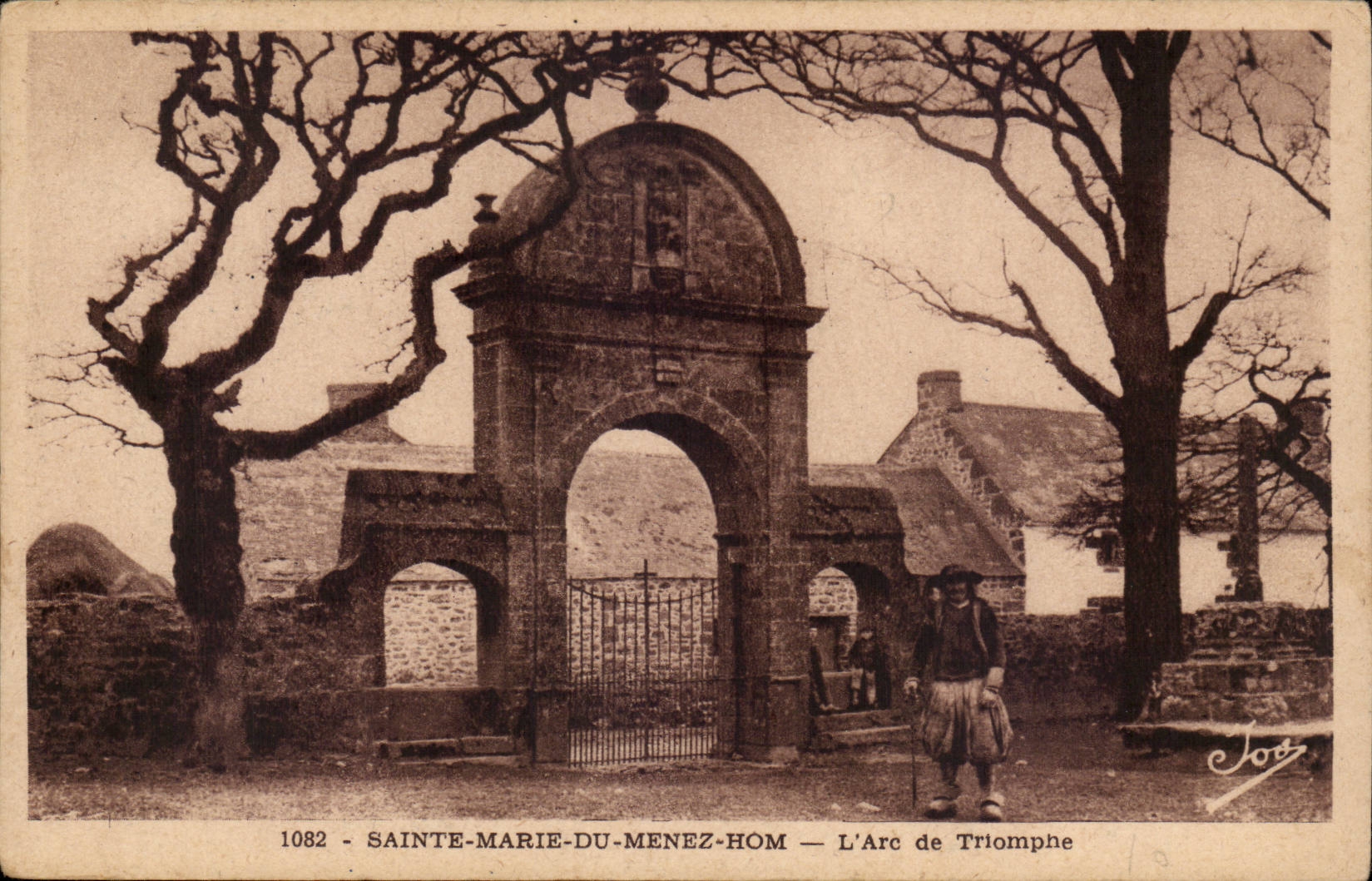 CPA Sainte Marie du Menez Hom L'arc de triomphe