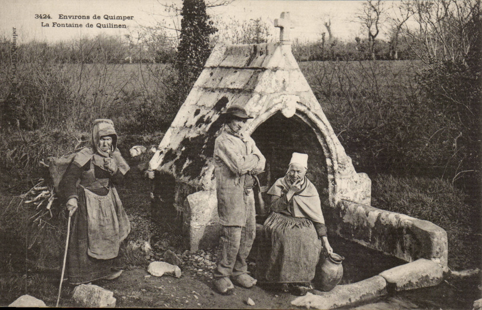 CPA Environs de Quimper La fontaine de Quilinen ( folklore costume )