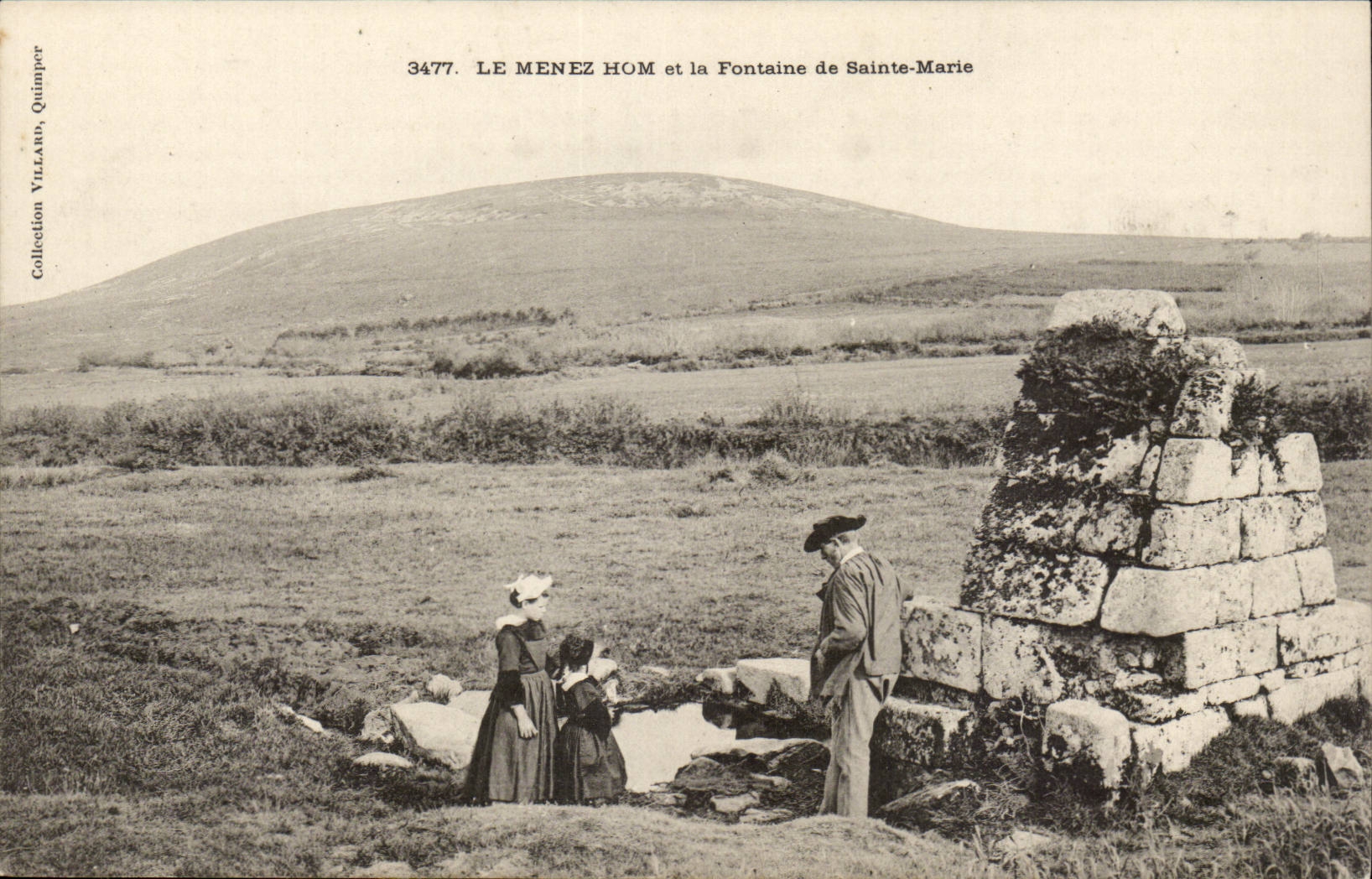 CPA Le Menez Hom et la fontaine de Sainte MArie 