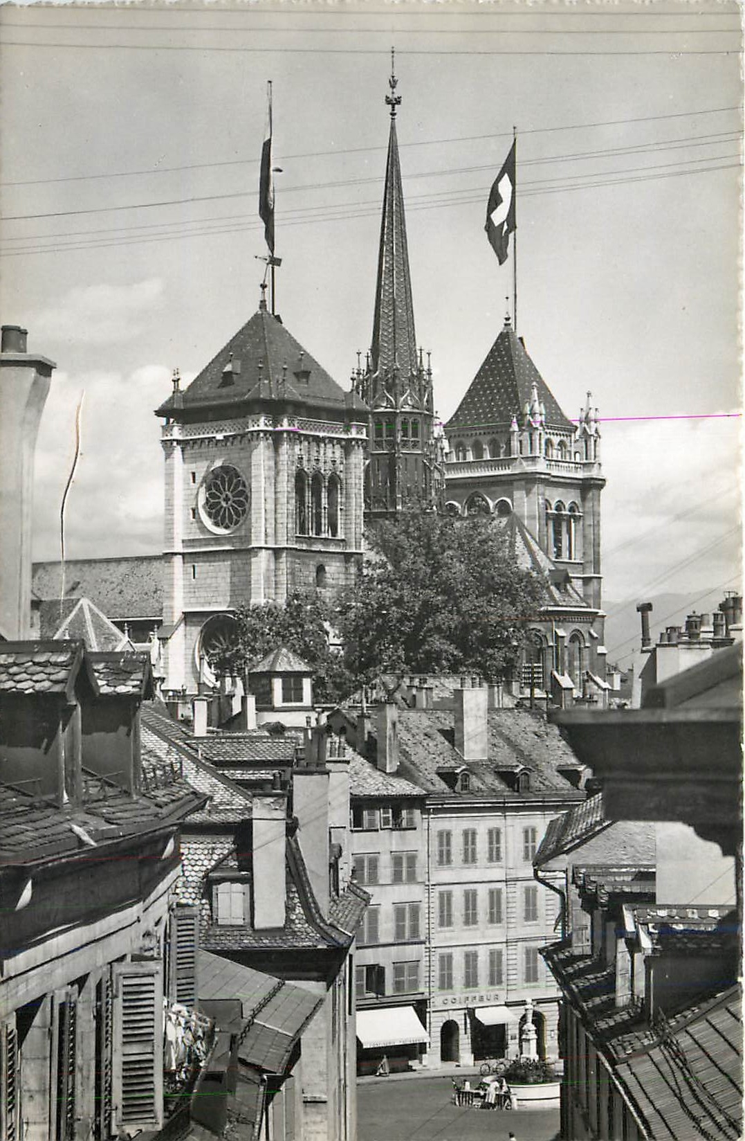CPM Geneve le rue Etienne Dumont le Bourg de Four et les Tours de St Pierre 