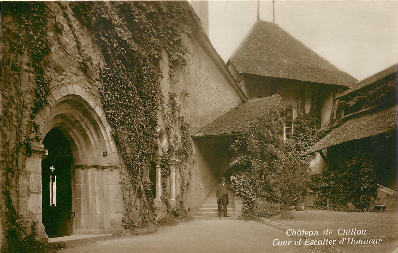 CPA Chateau de Chillon cour et escalier d'Honneur 
