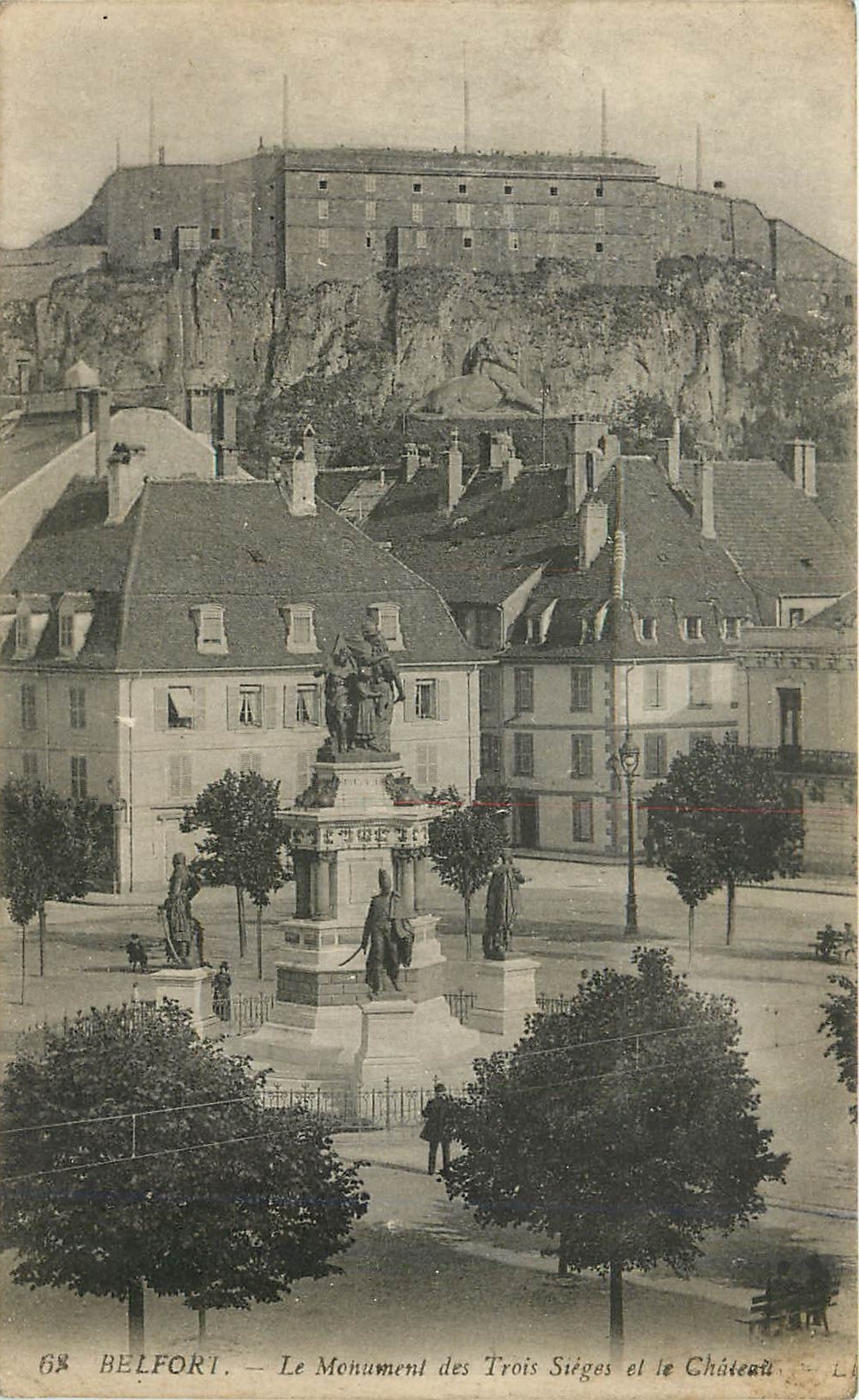 CPA Belfort le monument des Trois Sieges et le Chateau 