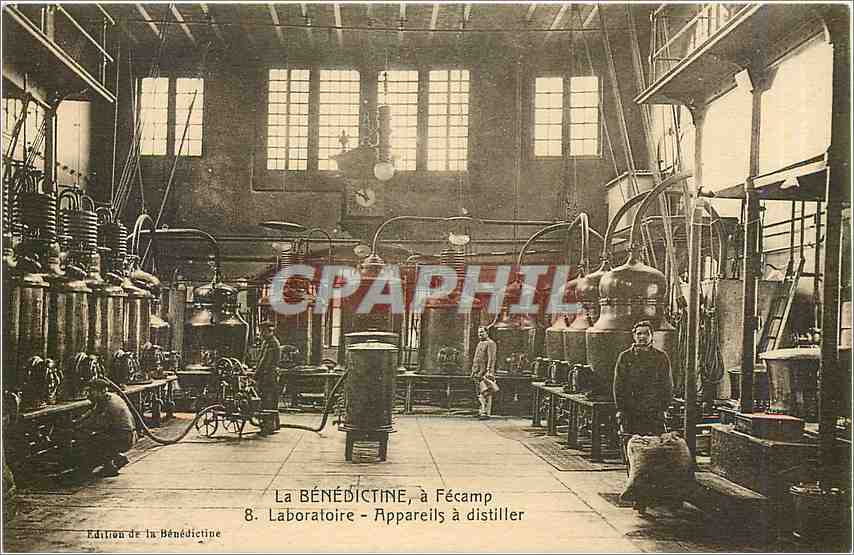 CPA La Benedictine a Fecamp laboratoire appareils a distiller 