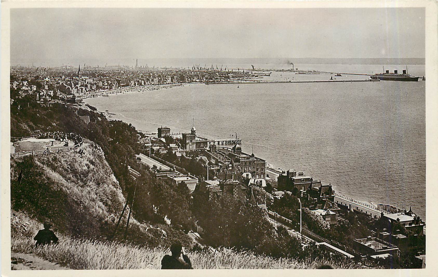 CPA Le Havre vue generale et Normandie sortant du Port 