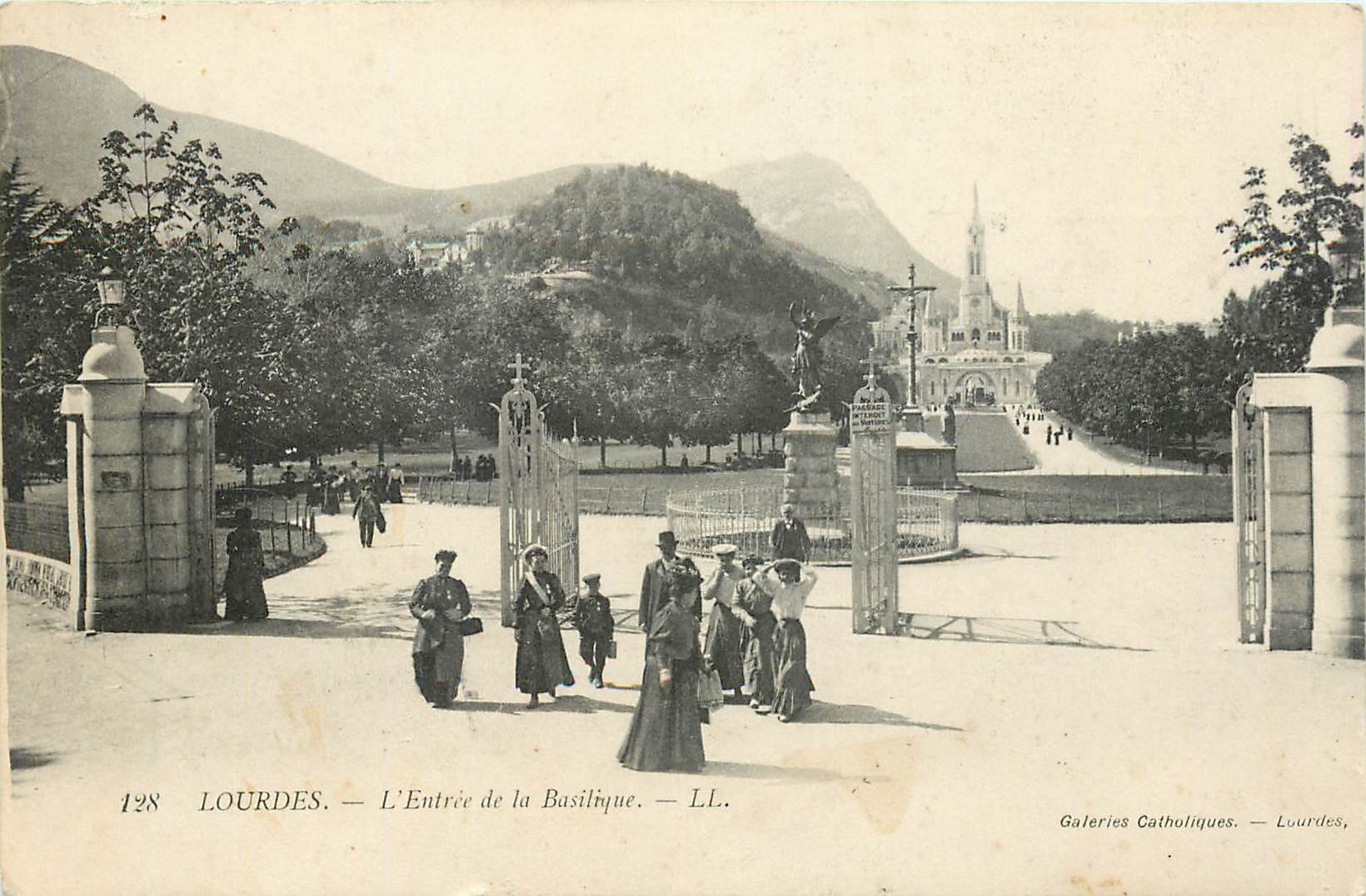 CPA Lourdes l'entree de la Basilique 