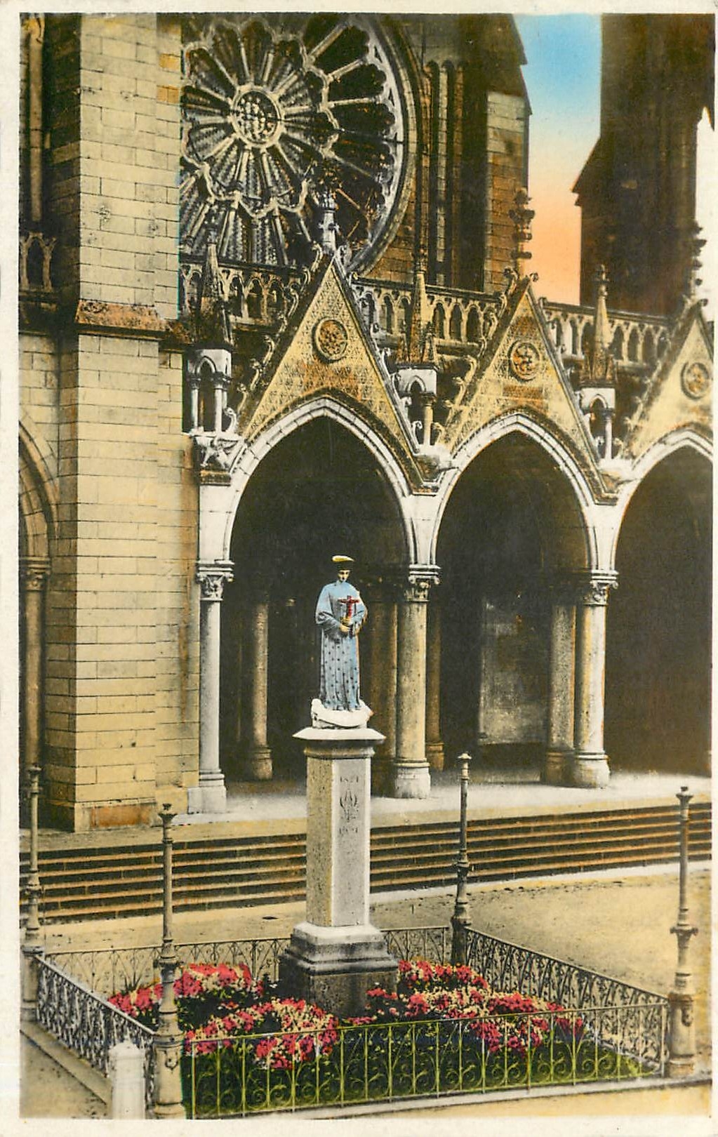 CPA Pontmain facade de la basilique et colonne de l'Apparition 