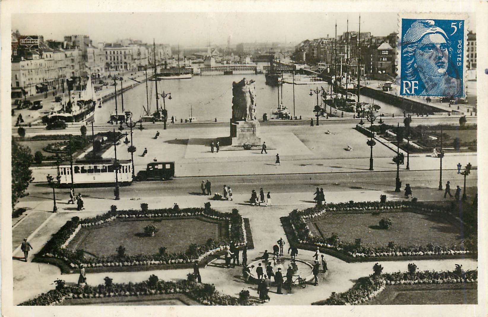 CPM Le Havre la place Gambetta et le bassin des Yachts 