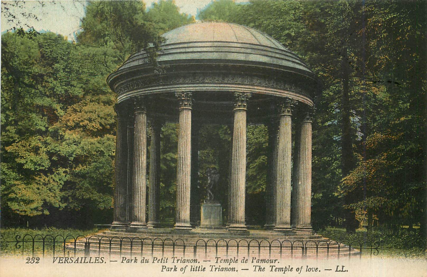 CPA Versailles Parc du petit Trianon temple de l'amour 