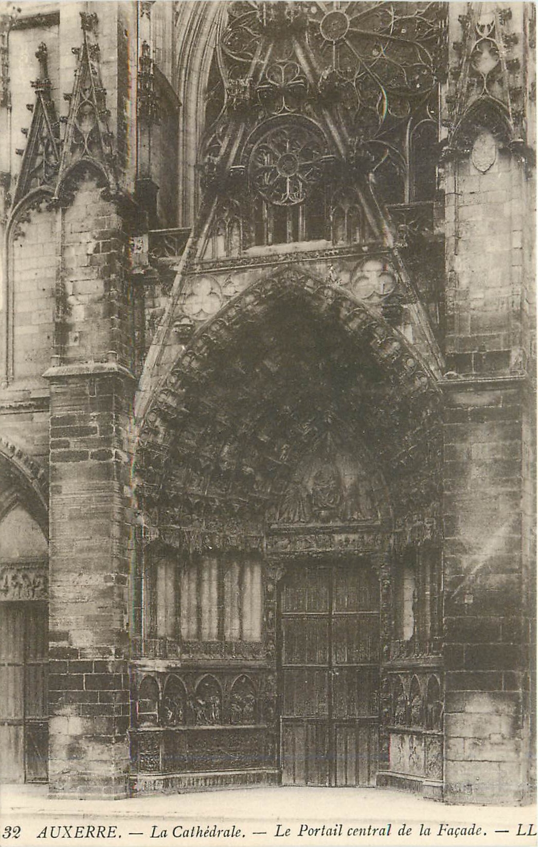 Auxerre — La Cathédrale — Le Portail central de la Façade — LL