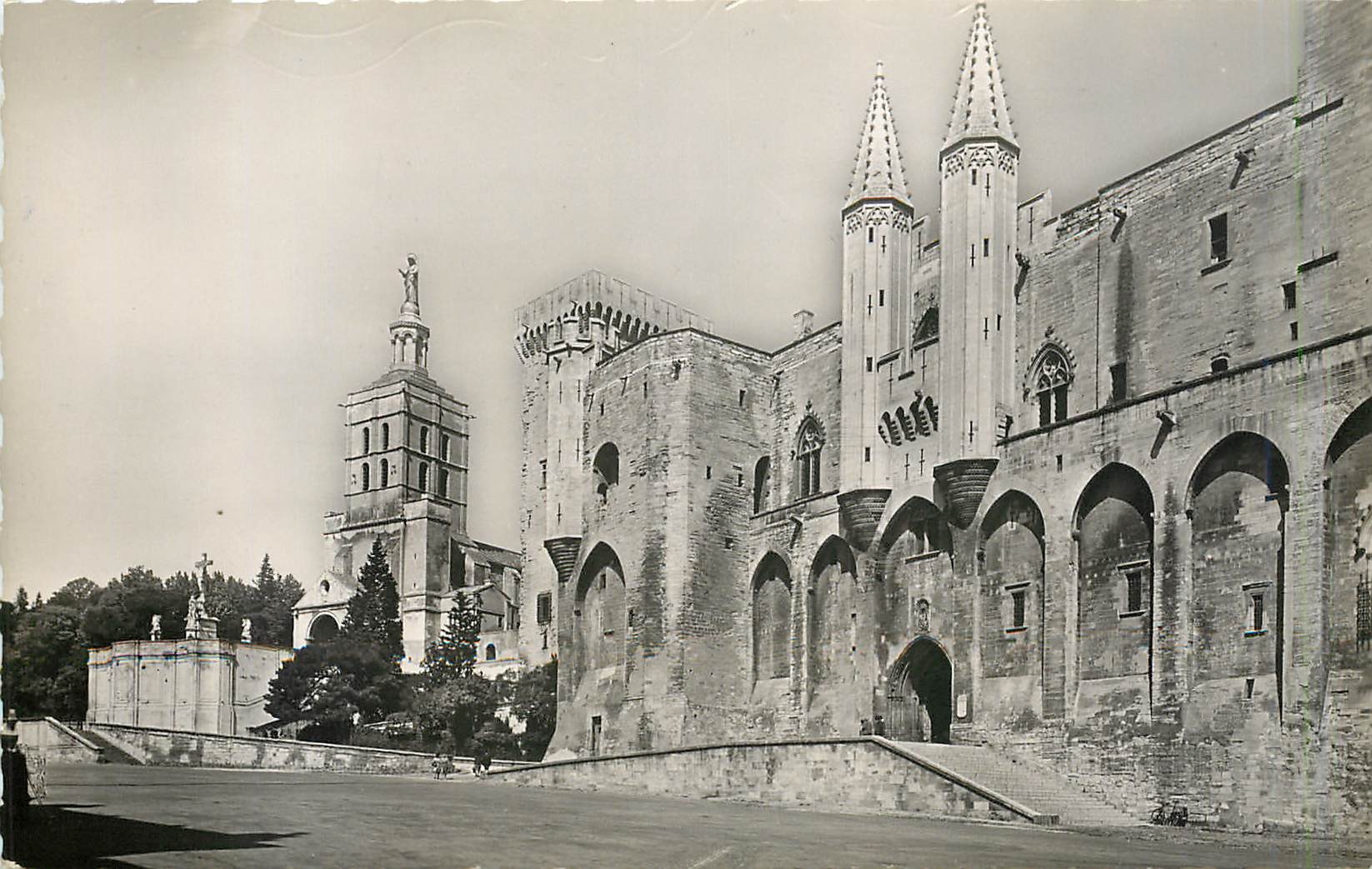 CPM Avignon l'Entree du Palais des papes et N D des Doms 