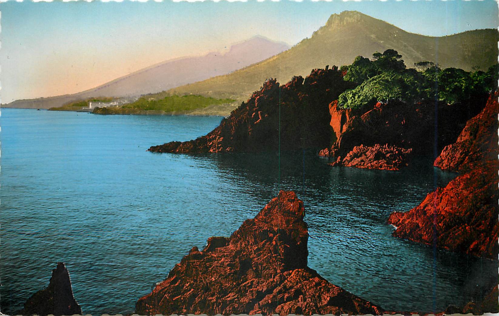 CPM La Corniche d'Or les roches rouges au Trayas 