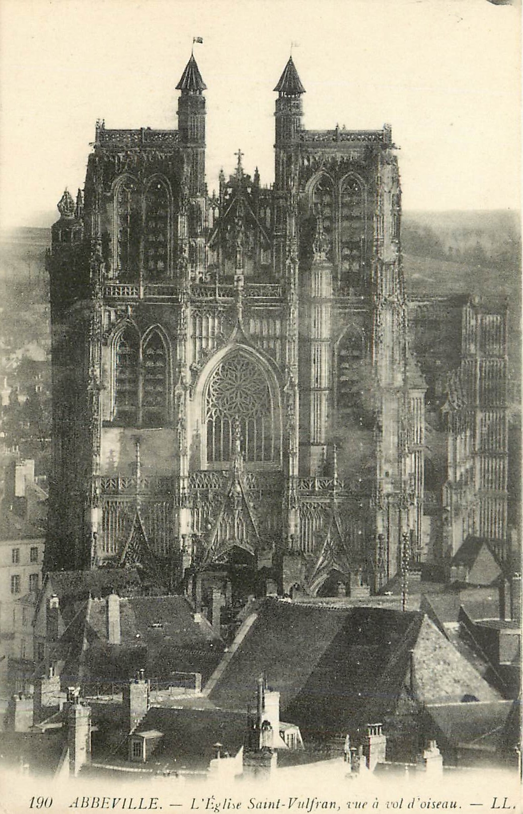 CPA Abbeville'eglise Saint Vulfran vue a vol d'oiseau 