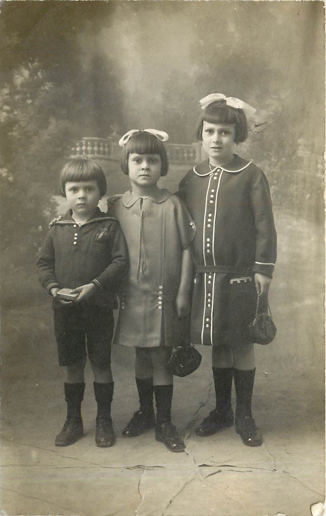 CARTE PHOTO Photographie de la croix de Chaveau Montreuil Enfants