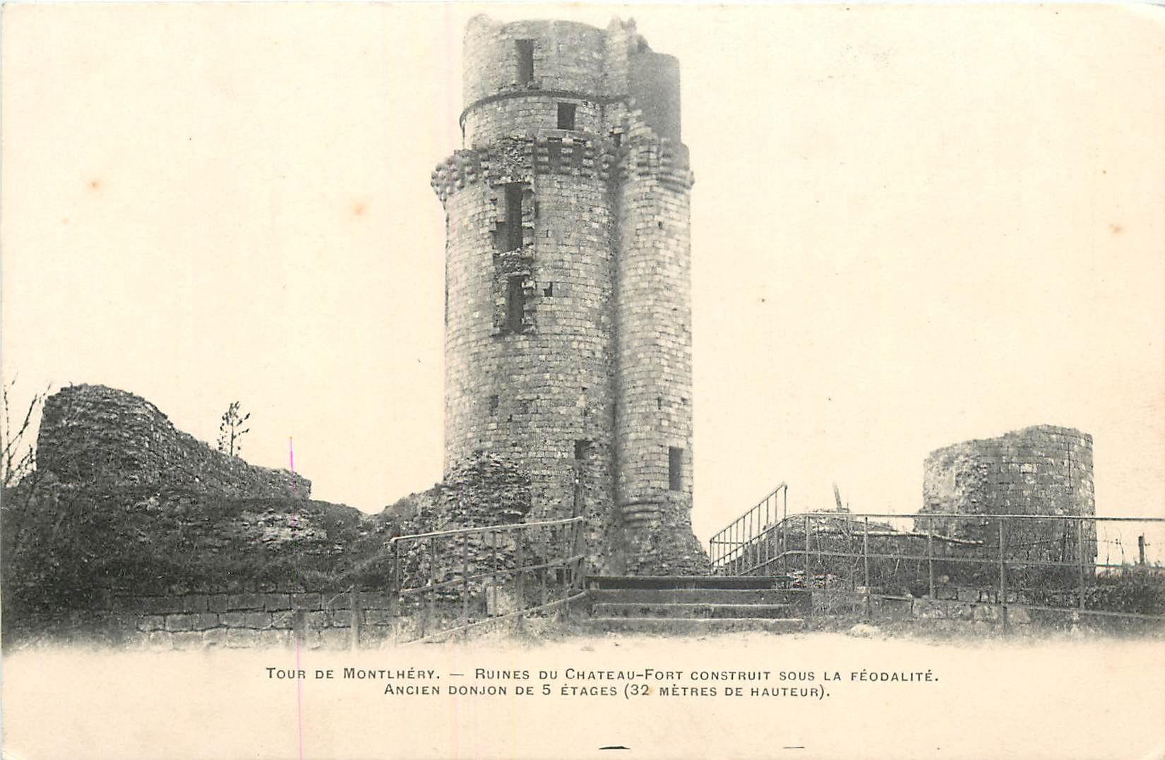 CPA Tour de Montlhery Ruines du Chateau Fort construit sous la Feodalite Ancien Donjon 