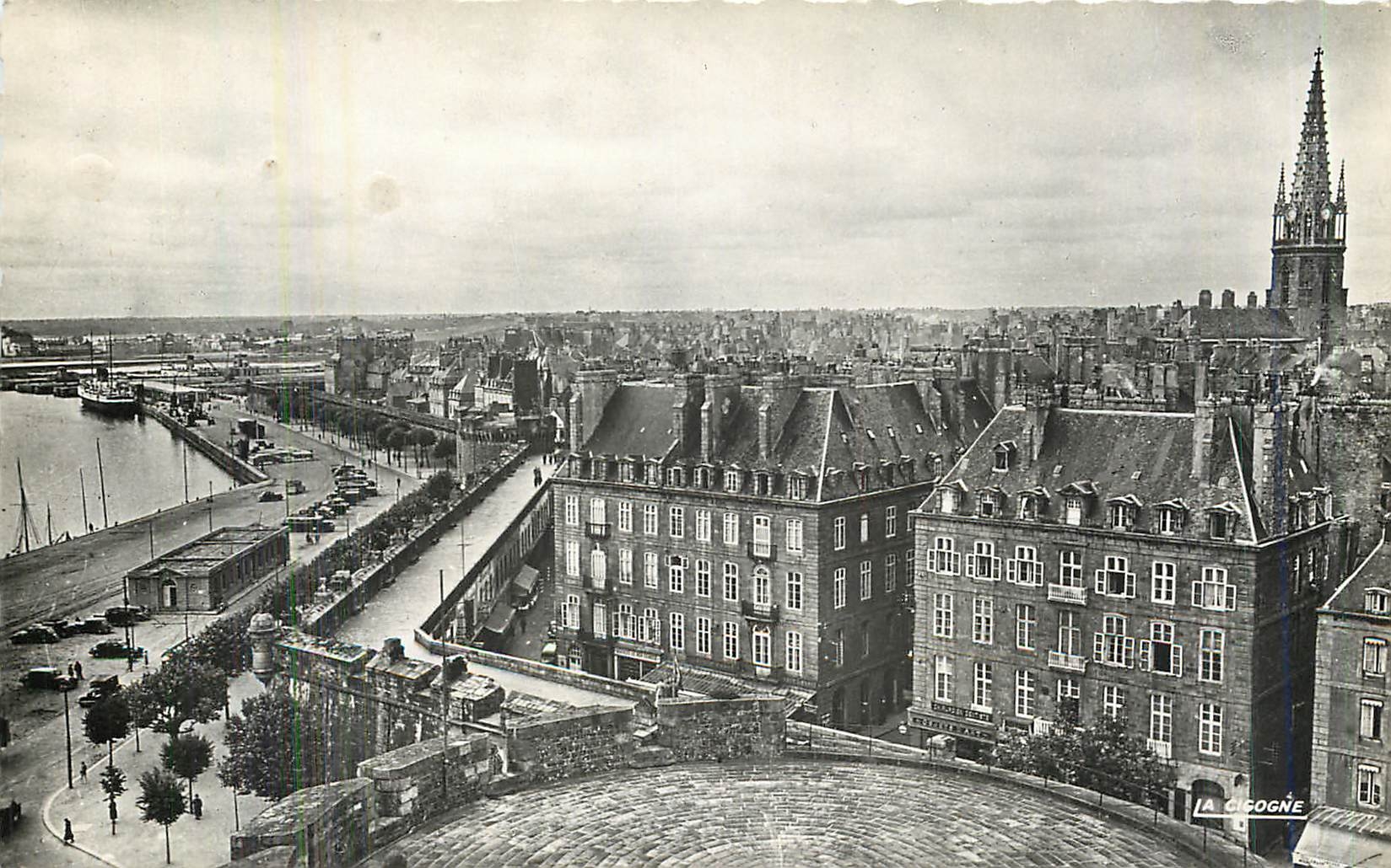 CPM Saint Malo Ille et Vilaune la promenade des remparts 