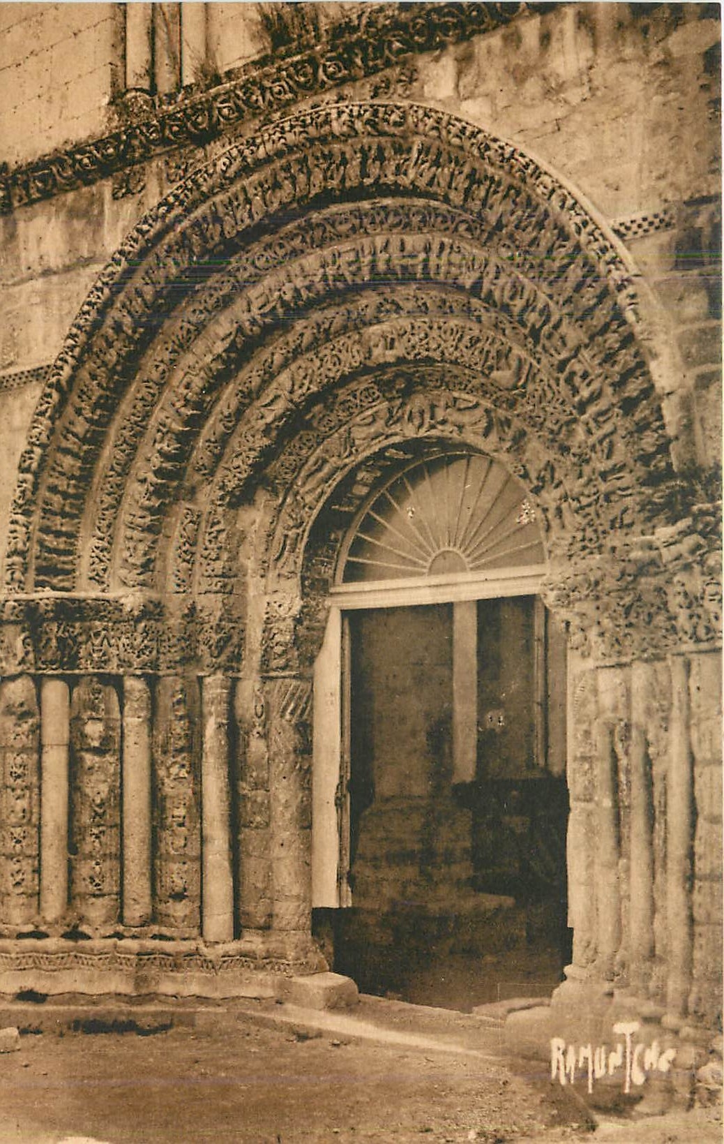 CPA Saintes Portail de la Chapelle de l'Abbaye des dames 