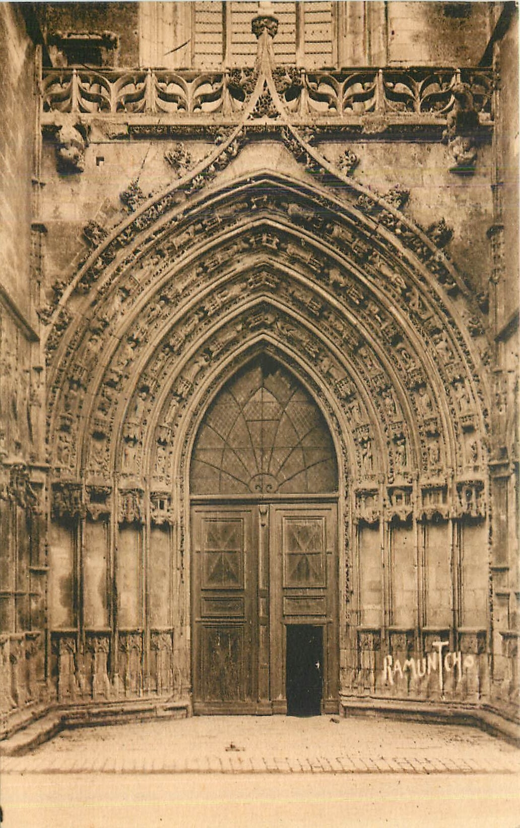 CPA Saintes Grand Portail de l'eglise Saint Pierre 